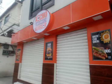 Fachada en aluminio compuesto y letrero luminoso