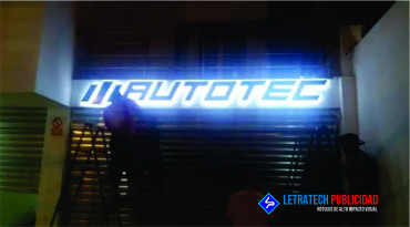 Letras corpóreas metalicas pintadas en sistema automotriz.